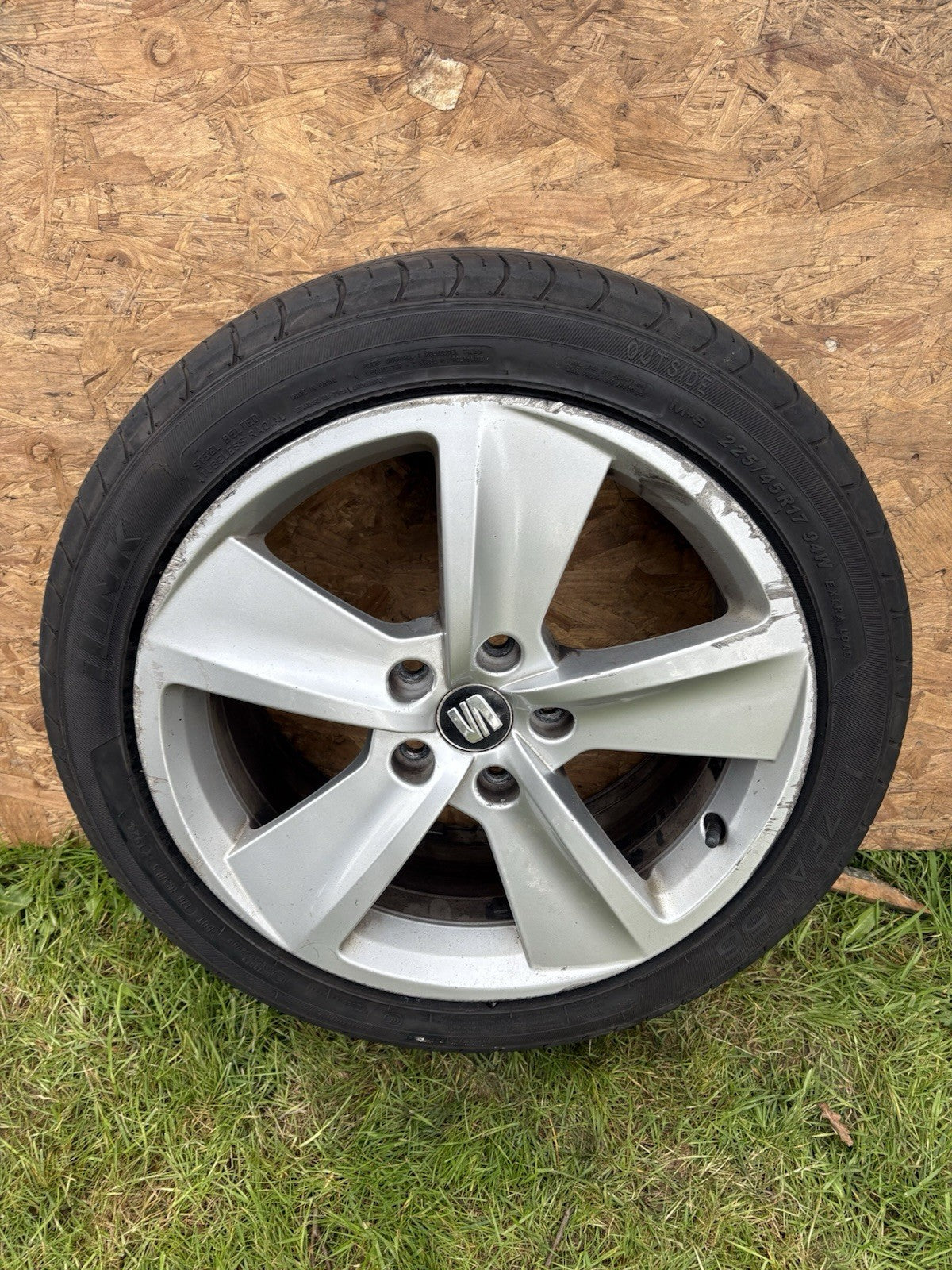 SEAT LEON 5F MK3 17" ALLOY WHEEL And TYRE 5F0601025B 7.5J ET51 225/45/R17 Rim0