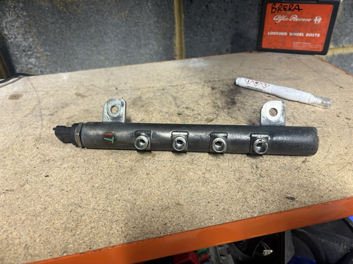 ALFA ROMEO GT 1.9 JTD DIESEL ENGINE FUEL INJECTOR RAIL 55209575 2003 - 20100