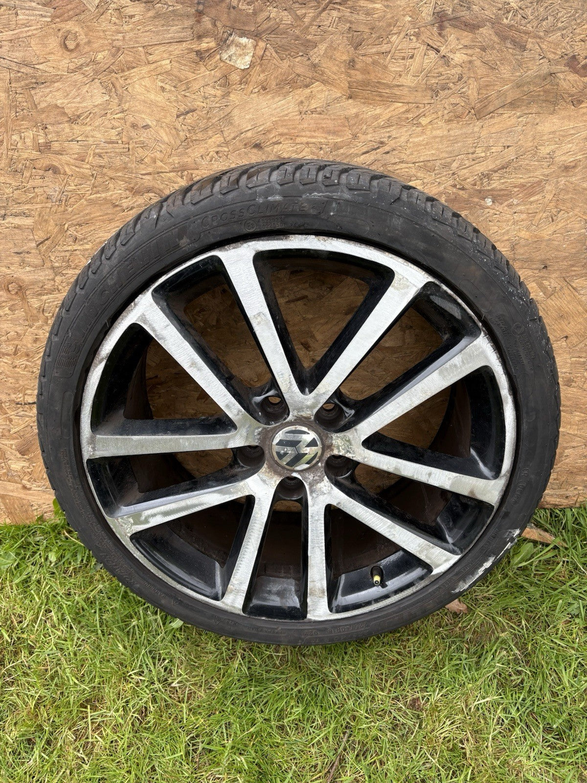 X1 18” VW Golf MK6 Mk7 Touran 6mAlloy Wheel With Tyre 1K0 601 025 AG Diamond Cut0