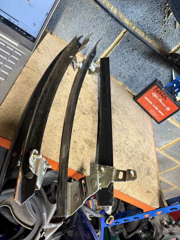 ALFA ROMEO GTV 2.0 TSPARK PASSENGER SIDE FRONT PAIR OF WINDOW RUNNERS0