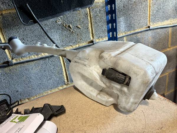 ALFA ROMEO 159 WINDSCREEN WASHER BOTTLE TANK RESERVOIR WITH PUMP  Brera0