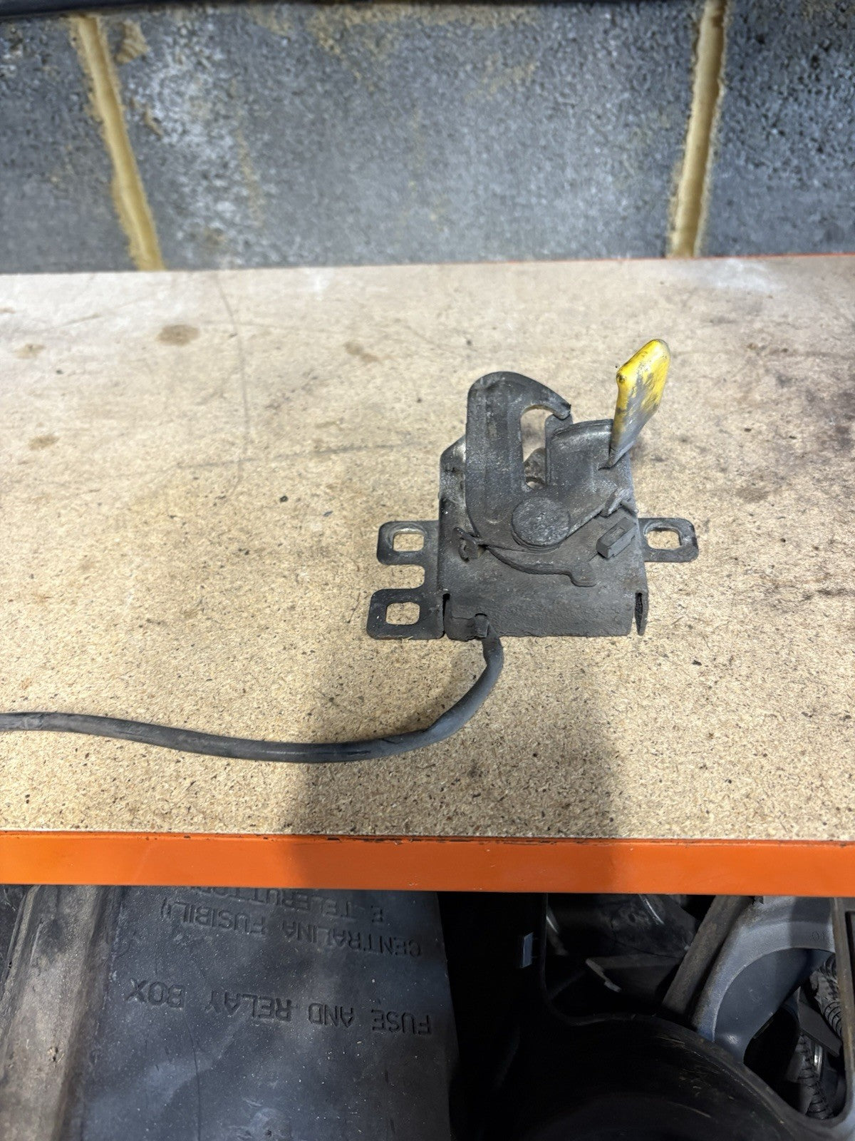 ALFA ROMEO GIULIETTA BONNET LATCH  2.0L Diesel 50509835 10-210