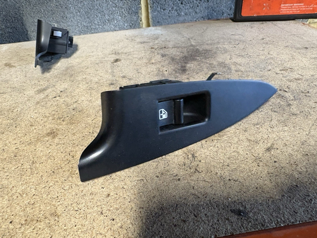 ALFA ROMEO GIULIETTA WINDOW SWITCH (N/S FRONT PASSENGER) F9402592010