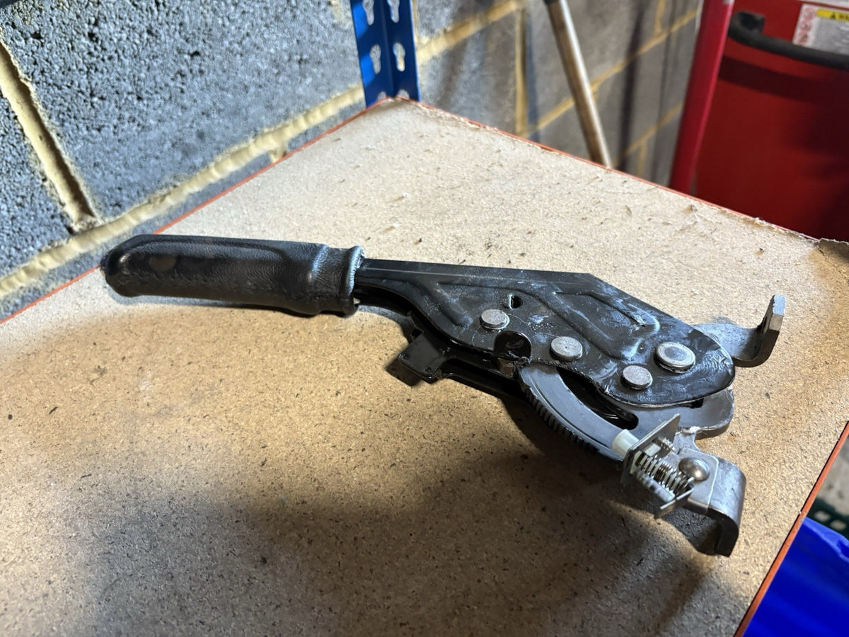 ALFA Romeo 147/GT HANDBRAKE LEVER MECHANISM 00-11 1560